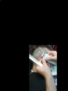 Robert Jr. Ouimet en pleine création d'une coiffure tribale