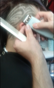 Robert Jr. Ouimet en pleine création d'une coiffure tribale
