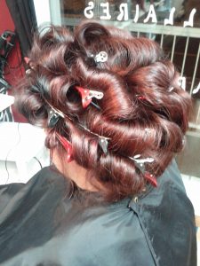 Photo d'une coiffure en bouclettes avec pinces