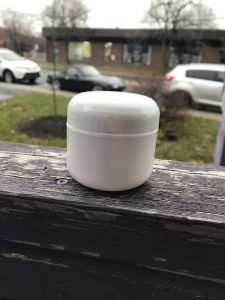 Pot de plastique blanc avec couvercle- Format 50 g. -Longueuil Rive-Sud de Montréal